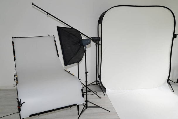 studio foto met witte tafel setup interieur apparatuur voor product object foto in geïsoleerde achtergrond - Foto, afbeelding