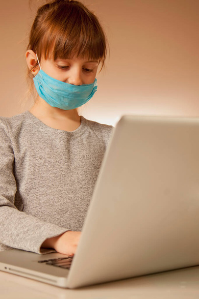Coronavirus ja karanteeni. Online koulutus. Nuori tyttö opiskelee etänä kotona.  - Valokuva, kuva