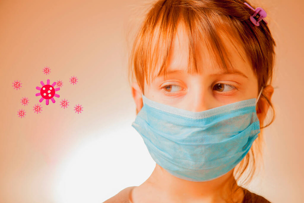 Prävention bei Grippe und Infektionsausbruch. Close up niedliches kleines Mädchen in blauer medizinischer Schutzmaske.  - Foto, Bild