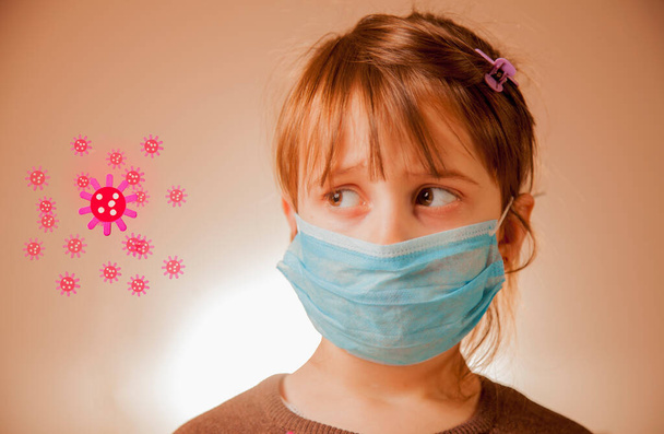 Preventie tijdens griep en besmettelijke uitbraak. schattig klein kind meisje in blauw medisch beschermend masker. - Foto, afbeelding