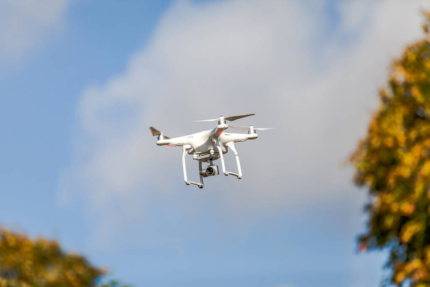 Drone volant en vol rend la prise de vue photo et vidéo
 - Photo, image