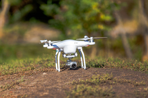 Drone montado na grama
 - Foto, Imagem