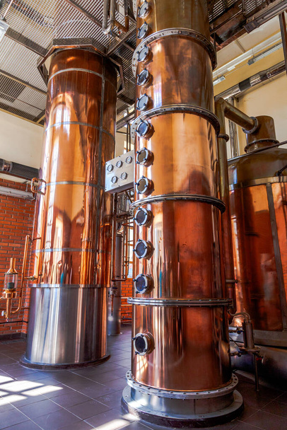 Cubo di distillazione del rame destinato alla distillazione dell'alcole. Fabbrica di Cognac Shabo, Ucraina
. - Foto, immagini
