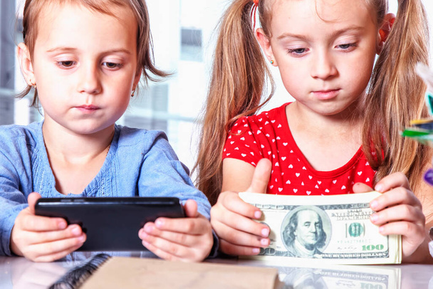 Закріпіть бізнес-дівчат зі смартфоном і банкнотами в доларах США як символ онлайн-банкінгу. Гумористична картина. Горизонтальне зображення. - Фото, зображення
