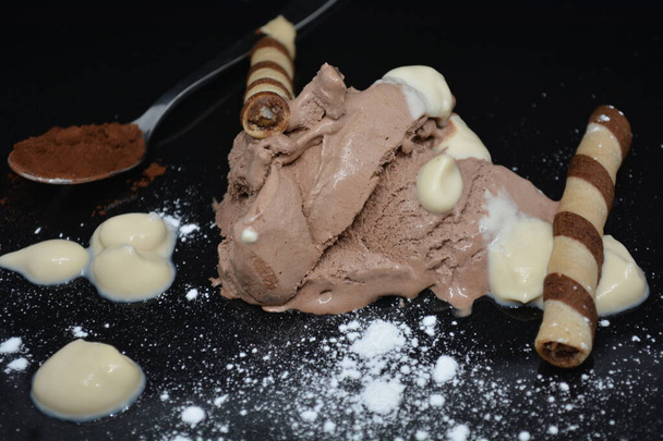 παγωτό σοκολάτα γκουρμέ με μπισκότα σε μαύρο φόντο - Φωτογραφία, εικόνα
