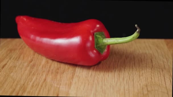 Φρέσκες πιπεριές σε σκούρο φόντο - Πλάνα, βίντεο