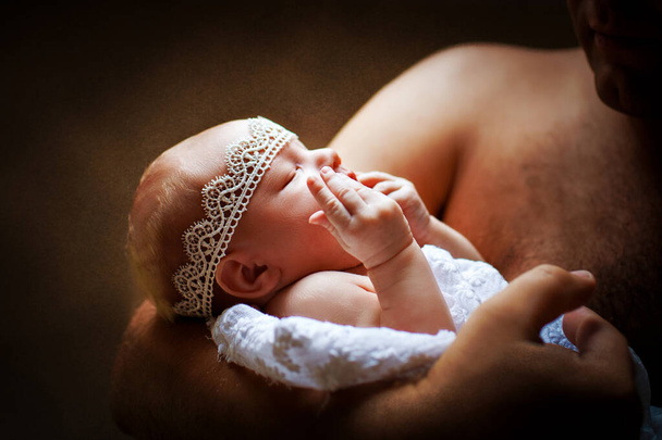 Muotokuva vastasyntyneestä vauvasta isänsä käsivarsissa - Valokuva, kuva