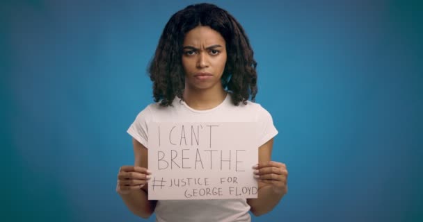 Chica negra sosteniendo pancarta con texto No puedo respirar
 - Metraje, vídeo