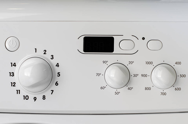 家電製品のコンセプト。洗濯機制御パネルの一部。プログラムの選択、温度、およびスピンノブ. - 写真・画像