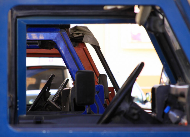 Полноприводные автомобили, припаркованные бок о бок, готовые для ежедневного сафари, с передним видом на рулевые колеса, в Алании, Турция
 - Фото, изображение