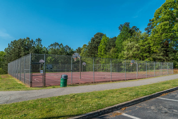 Un pubblico chiuso campi da basket primo piano in un parco chiuso a chiave a causa della pandemia coronavirus fino a nuovo avviso in una calda giornata di sole in primavera
 - Foto, immagini