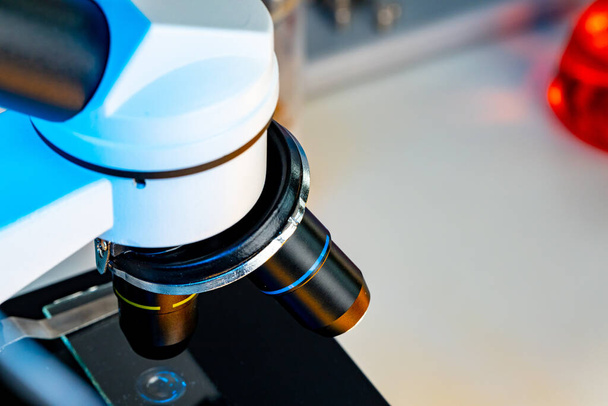 Soczewki mikroskopowe na biurku laboratoryjnym zbliżenie - Zdjęcie, obraz