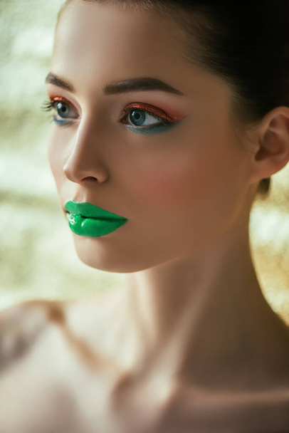 όμορφη γυμνή γυναίκα με πράσινα χείλη, ροζ και μπλε σκιά ματιών - Φωτογραφία, εικόνα