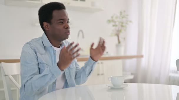 Απογοητευμένος αφρικανικός άνθρωπος αισθάνεται ανήσυχος στο σπίτι  - Πλάνα, βίντεο