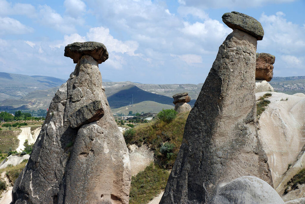 montanhas fabulosas irreais e rochas nas paisagens da Capadócia
 - Foto, Imagem