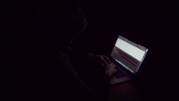 Hacker έννοια χρησιμοποιώντας έναν υπολογιστή με stong φωτισμό και δραματική εντύπωση - Πλάνα, βίντεο