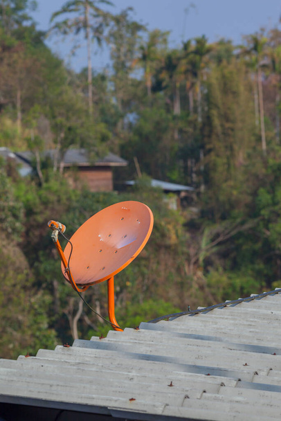 Radiotelescoop geïnstalleerd op dak onder heldere hemel - Foto, afbeelding