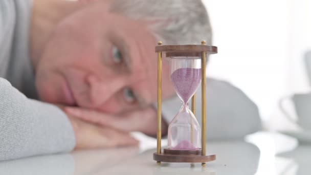 Vieil homme âgé bouleversé regardant Hourglass dans l'anticipation à la maison
  - Séquence, vidéo