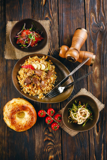 ラム肉、ニンニク、玉ねぎ、サラダを側面に伝統的なプロップ - 写真・画像