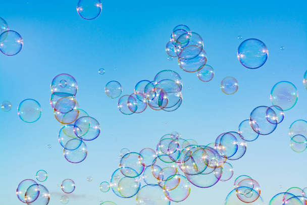 Fond avec de nombreuses bulles de savon dans l'air, ciel bleu, plaisir en plein air pour tout le monde
 - Photo, image