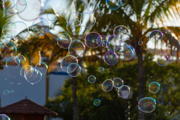 Contexte avec de nombreuses bulles de savon dans l'air sur la rue de la ville, plaisir en plein air pour tout le monde
 - Photo, image