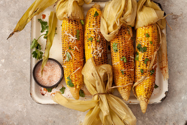 Grillowana kukurydza z wędzoną papryką, kolendrą i parmezanem. Jedzenie letnie - Zdjęcie, obraz
