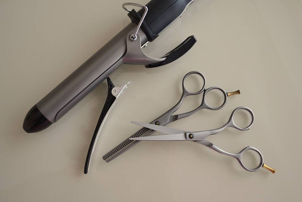 Werkzeuge für die Arbeit eines Friseurs und Stylisten im Schönheitssalon. - Foto, Bild