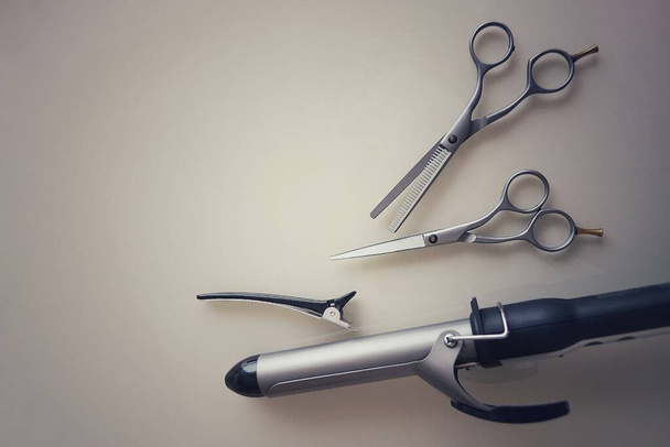 Werkzeuge für die Arbeit eines Friseurs und Stylisten im Schönheitssalon. - Foto, Bild