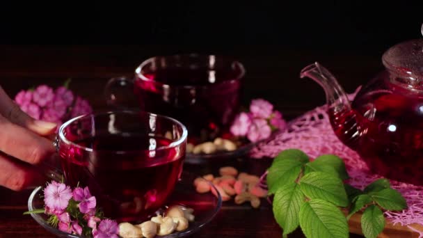 Налийте чай з чайника і випийте зі скляного горнятка. Червоний гарячий чай з гібіскусом у склянці. Час чаю: чашка чаю, карнавал, карнавал, роїбос. Східний, затишний, церемонія, традиція, японський, листовий, гігієна
 - Кадри, відео