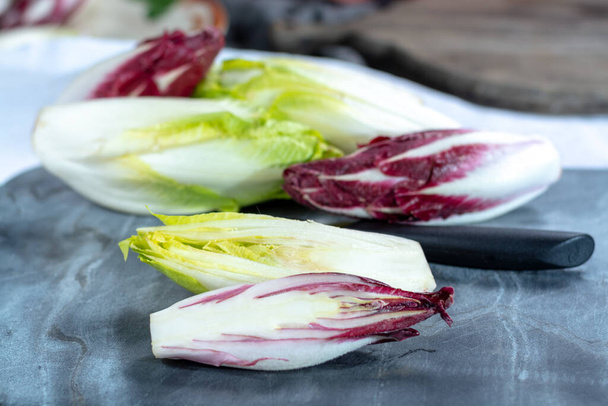 Skupina čerstvě zelené belgické čekanky nebo čekanky a červené čekanky zelenina, také známý jako witlof salát close up - Fotografie, Obrázek