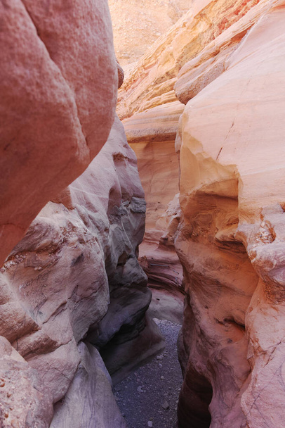 Gyönyörű geológiai alakzat a sivatagban, színes homokkő kanyon gyalogos útvonal, Red Canyon Negev sivatagban, Izrael - Fotó, kép