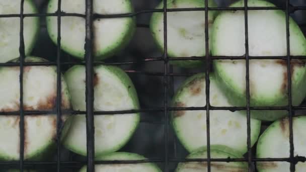 Close-up. Abobrinha, legumes, assados na grelha. Vista de cima
 - Filmagem, Vídeo