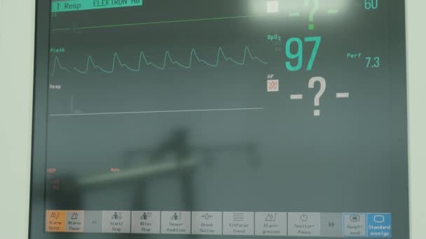 el dispositivo muestra signos vitales para el médico - Metraje, vídeo
