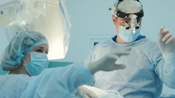 artsen bespreken tijdens de operatie - Video