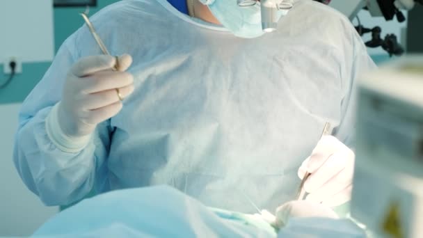 χειρουργός κάνει ράμματα η τομή στον ασθενή κατά τη διάρκεια της χειρουργικής επέμβασης - Πλάνα, βίντεο