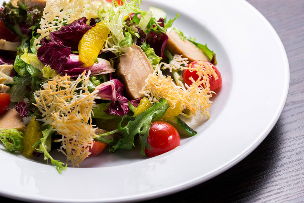 salada vegetal fresca com frango
 - Foto, Imagem