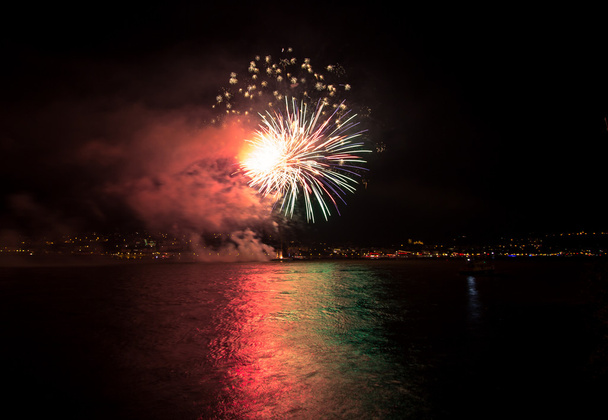 Farbenfrohes Feuerwerk - Foto, Bild