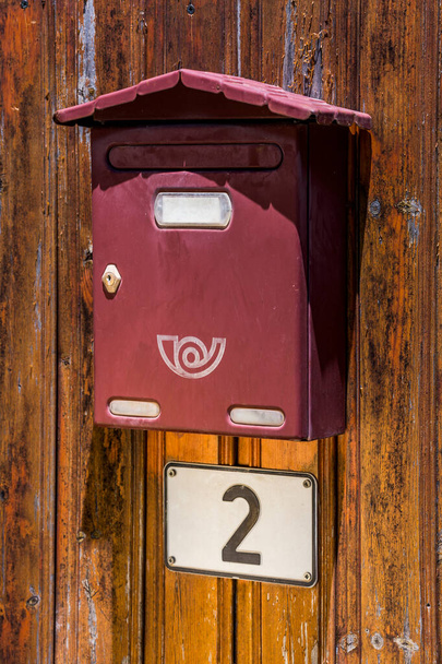 skrzynka pocztowa na drewnianym ogrodzeniu - Zdjęcie, obraz