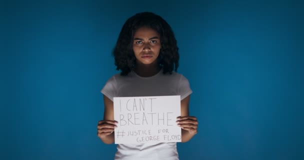 Mujer negra con pancarta que no puedo respirar. Justicia para George Floyd
 - Imágenes, Vídeo