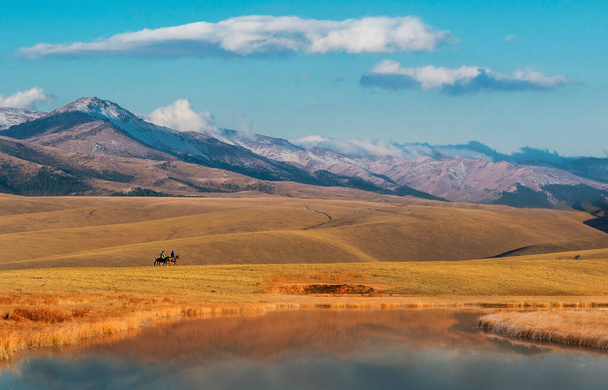 Montagne Tien Shan in Almaty, Kazakistan, Asia centrale
 - Foto, immagini