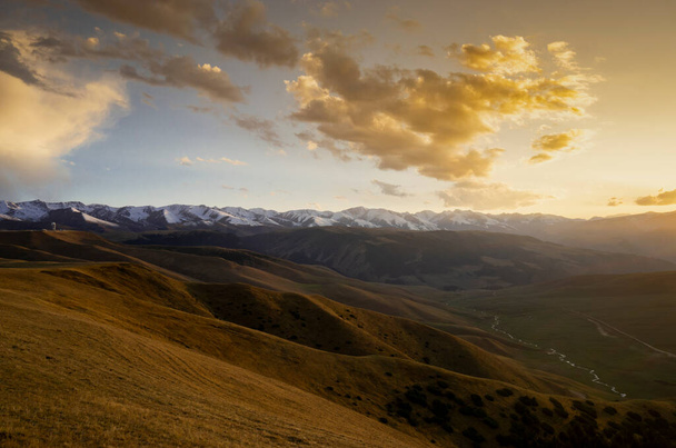 Montagne Tien Shan in Almaty, Kazakistan, Asia centrale
 - Foto, immagini