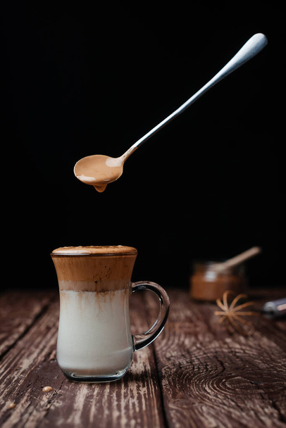 Iced Dalgona Coffee, a trendy fluffy creamy whipped coffee - Foto, afbeelding