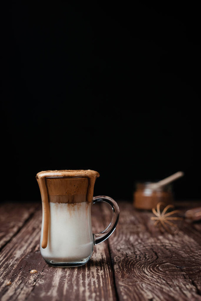 Buzlu Dalgona Kahve, modaya uygun kremalı kremalı kahve. - Fotoğraf, Görsel