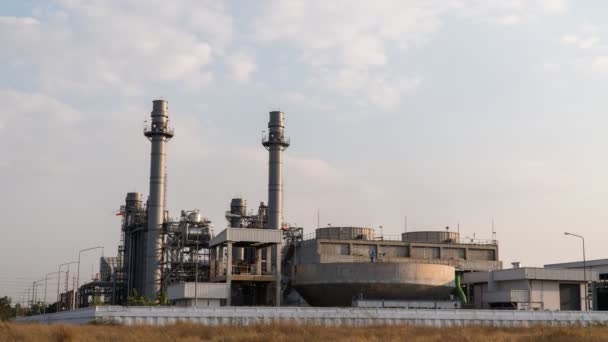 TimeLapse productie olieraffinaderij terminal is industriële faciliteit voor de opslag van olie en petrochemische. olieproducten. elektriciteitscentrale. beeldmateriaal time lapse b roll video 4k. - Video