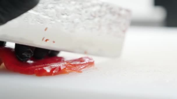 A szakács vágja piros bors egy gyönyörű késsel - Felvétel, videó