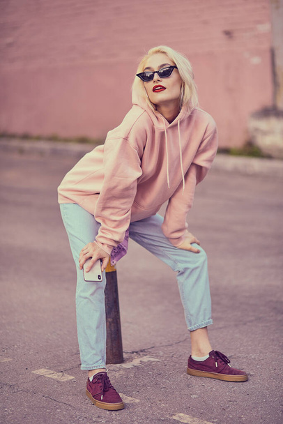 beautiful young woman in sunglasses posing on the street - Φωτογραφία, εικόνα