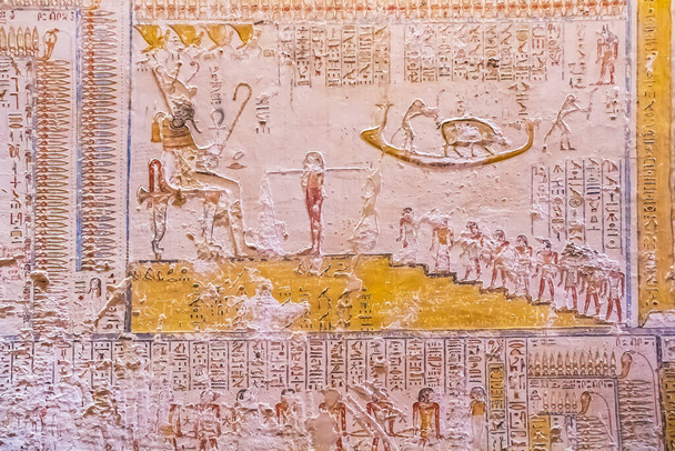 Anciennes chambres funéraires pour pharaons avec hiéroglyphes dans la vallée des rois, Louxor, Egypte
.  - Photo, image