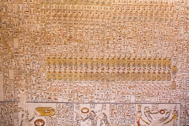 Ősi temetkezési kamrák fáraók számára hieroglifákkal a királyok völgyében, Luxor, Egyiptom.  - Fotó, kép