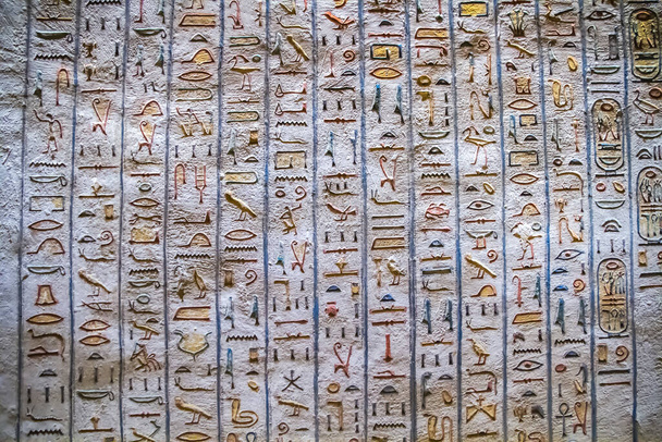 古代エジプトのルクソールの王の谷に象形文字を持つファラオのための埋葬室.  - 写真・画像
