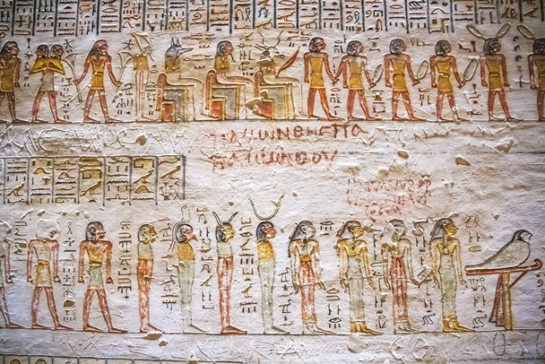 Anciennes chambres funéraires pour pharaons avec hiéroglyphes dans la vallée des rois, Louxor, Egypte
.  - Photo, image